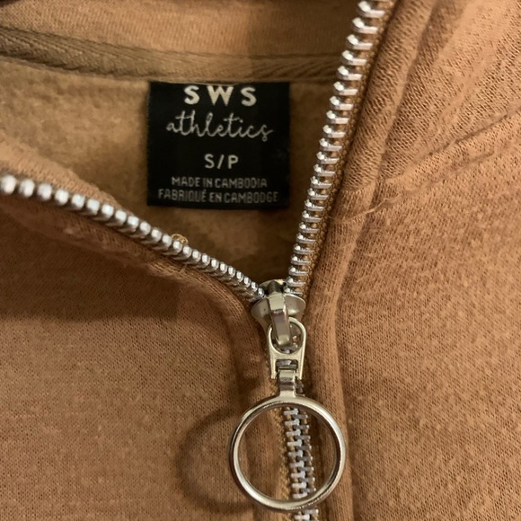 cute semi-cropped zipped cardigan! - Picture 2 of 3